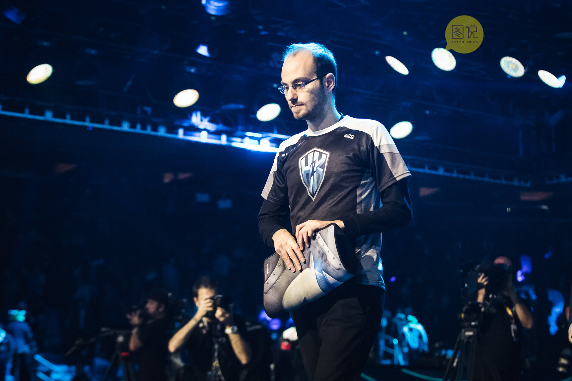 ayx -Ming重返赛场，比赛局势复杂首场状态出色，SKT观众沸腾！(重返未来1999苏芙比)