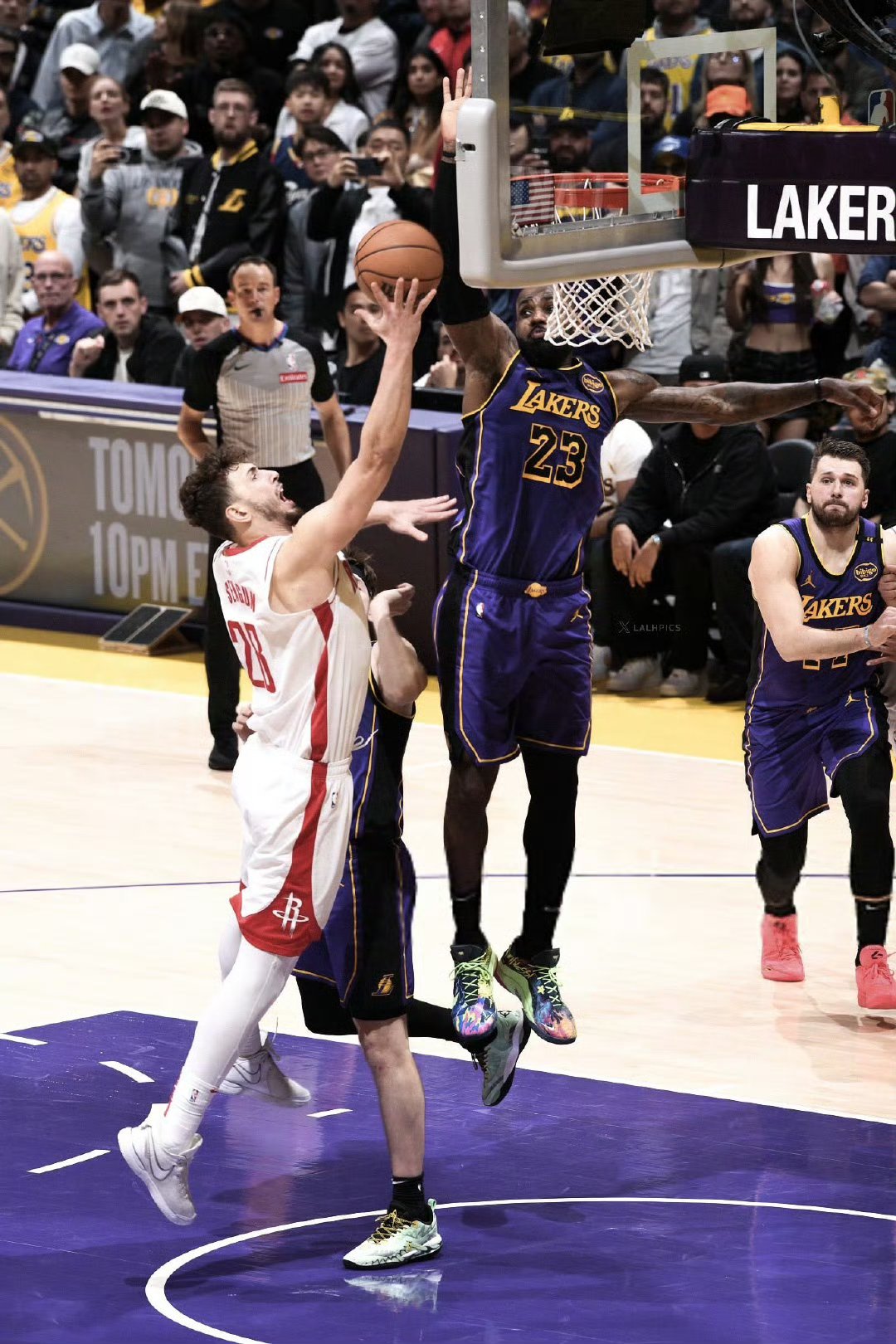 ayx平台网站 -詹姆斯重要时刻出色防守，SKT带队取胜！(詹姆斯拿过防守一阵吗)