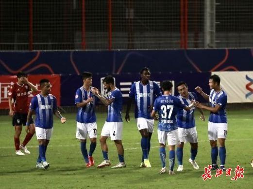 游泳大奖赛焦点战：漓江麒麟队大胜岭北旋风队，外线火力全开。逆风翻盘的范本的简单介绍