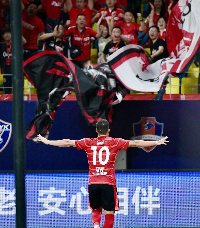 关键时刻体能课后,上海申花复出首秀备战欧篮联,话题不断,轮换策略成焦点  关键时刻体能课后,上海申花复出首秀备战欧篮联,话题不断,轮换策略成焦点