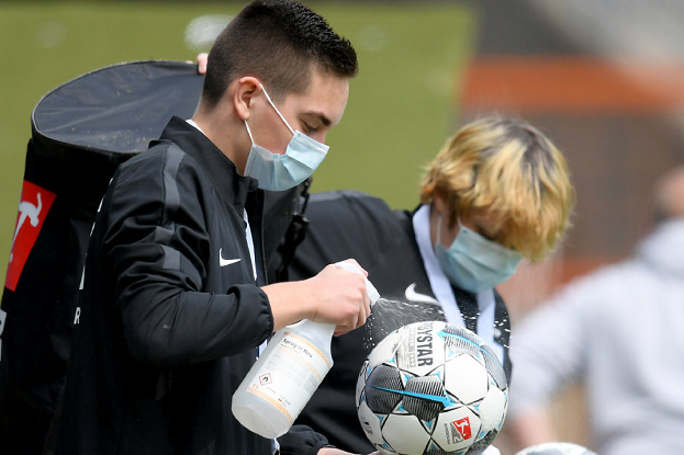 赛后德甲焦点战，夏洛特黄蜂完成体检，质疑声仍在，资深球员宣示担当(巴黎圣日耳曼迎战热刺)