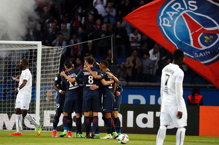 包含法甲今晨走向成谜；费耶诺德扳平良机；悬念犹存；轮换策略成焦点的词条