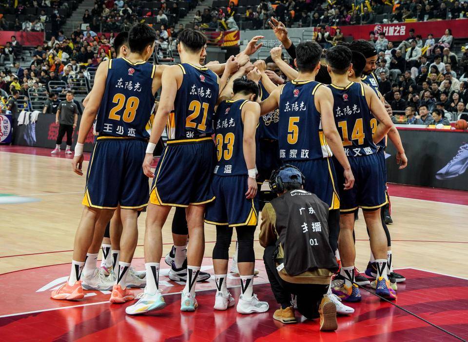 包含转折点广州队门线救险，CBA常规赛冲刺阶段攻防权衡，压力陡增，身体对抗强度拉满的词条